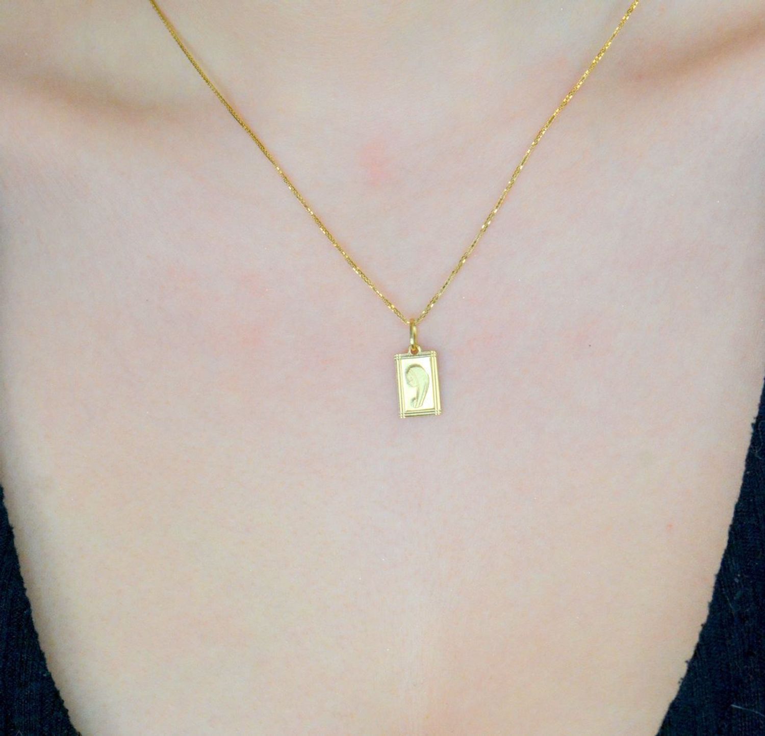 Złoty medalik z Matką Boską Fatimską  w kształcie prostokąta ZA 1111 585  Złoty medalik idealny pomysł na prezent na chrzest św., komunię Złoty medalik  z Matką Boską Fatimską  1.jpg